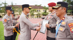 Kapolda Sultra Beri Penghargaan kepada Personel Berprestasi