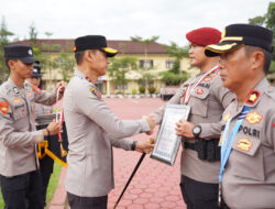 Kapolda Sultra Beri Penghargaan kepada Personel Berprestasi