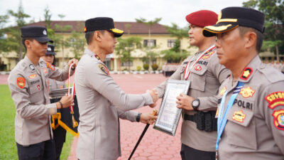 Kapolda Sultra Beri Penghargaan kepada Personel Berprestasi