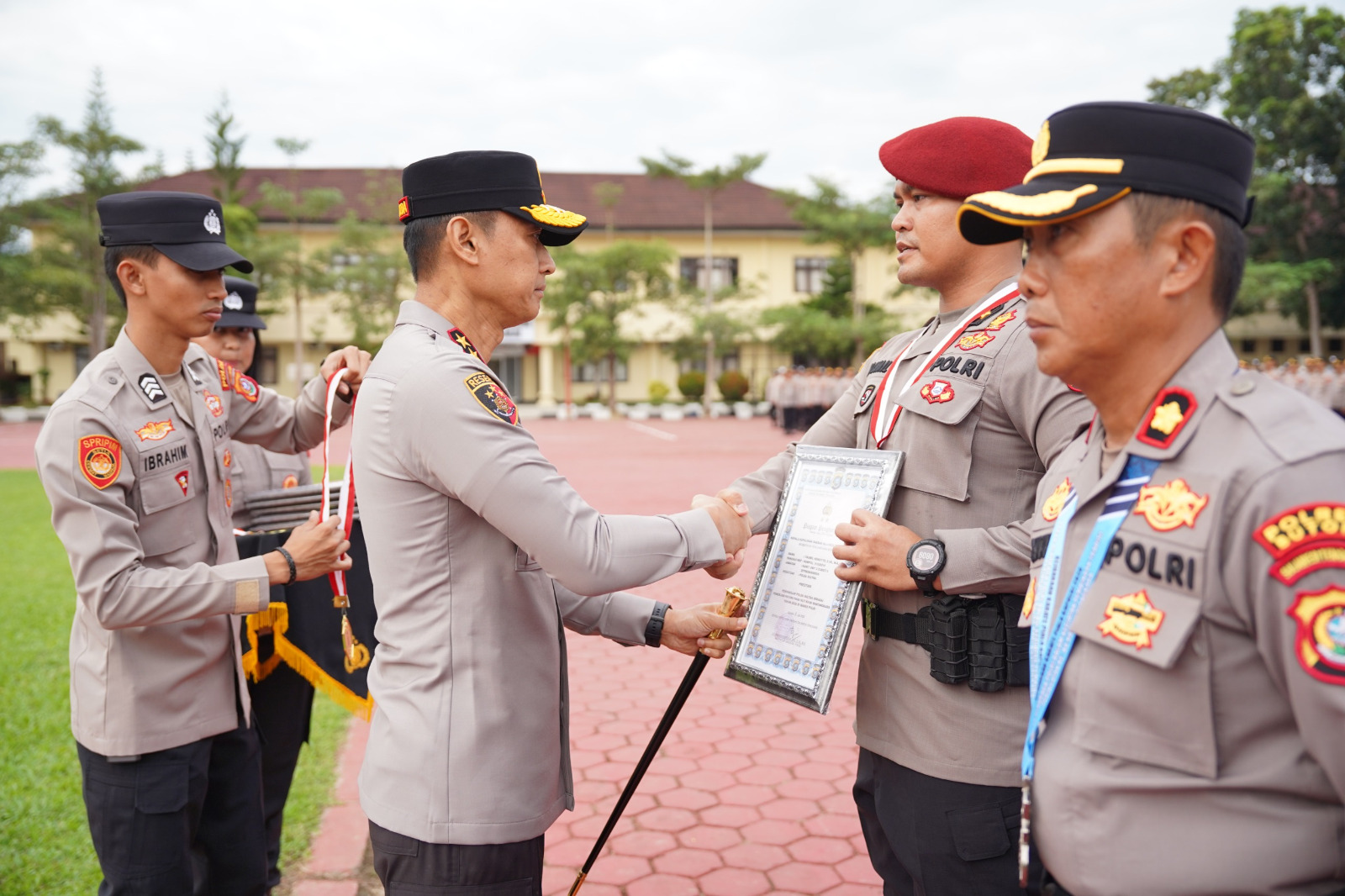 Kapolda Sultra Beri Penghargaan kepada Personel Berprestasi