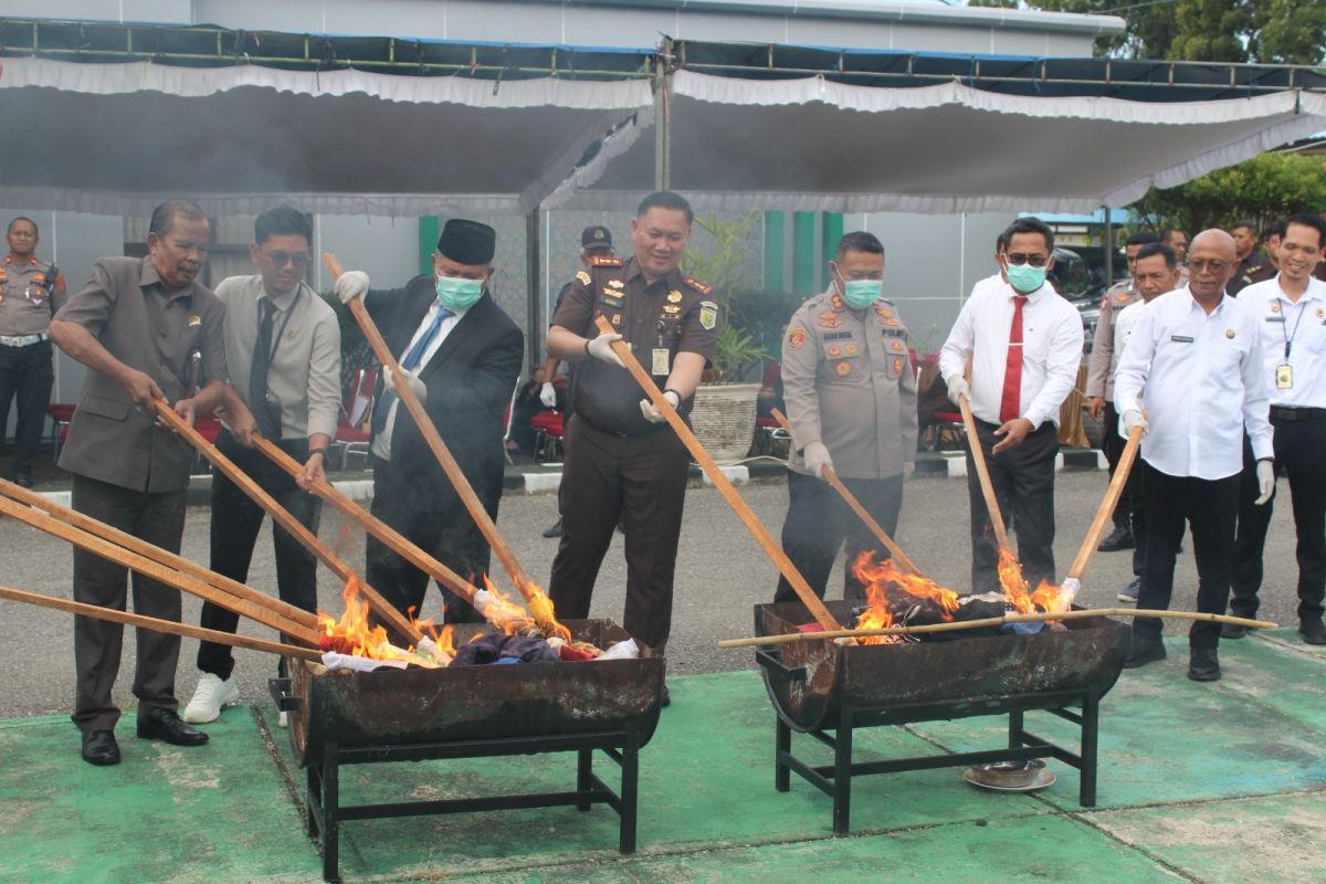 Kejari Buton Musnahkan Barang Bukti Sejumlah Perkara