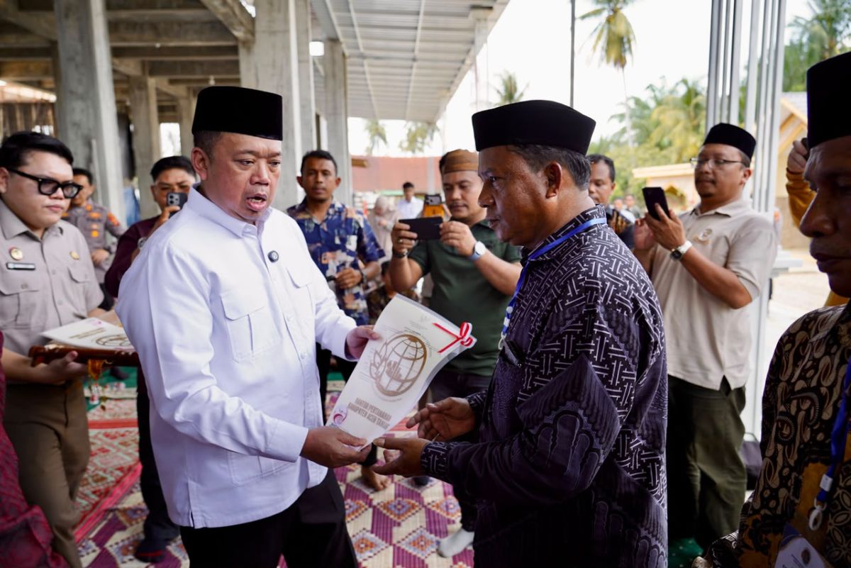 Menteri Nusron Serahkan Sertipikat Wakaf dan Bantuan dari MUI untuk Masjid Salman Alfarisi