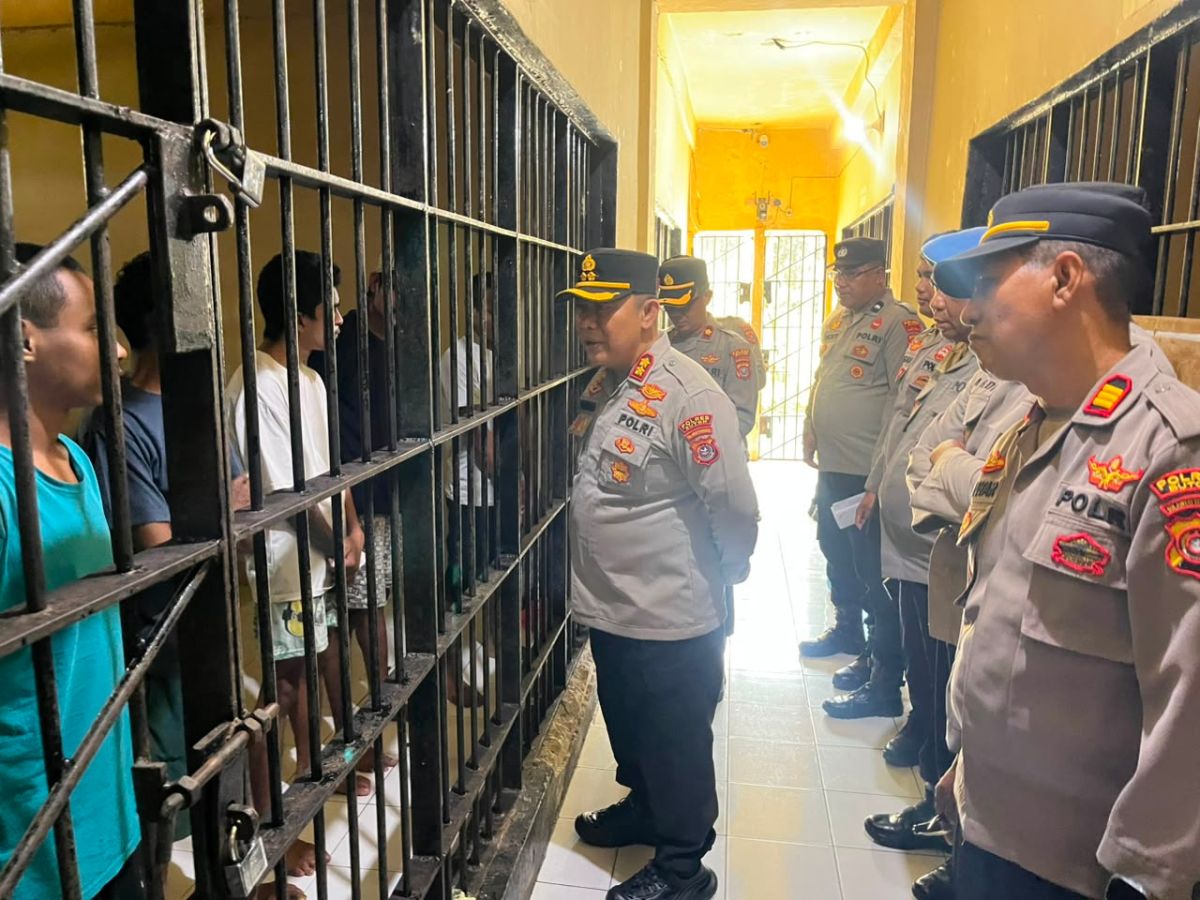 Kapolres Buton Cek Kondisi Ruang Tahanan dan Pelayanan Publik