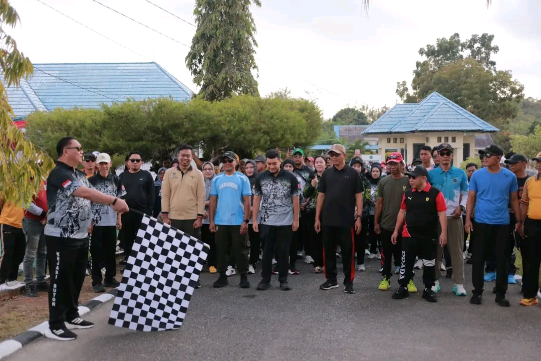 Kejari Buton Gelar Jalan Santai dan Zumba