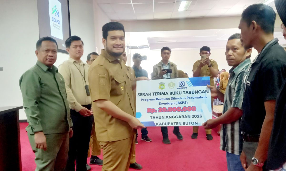 Ratusan Warga Buton dapat Bantuan Bedah Rumah