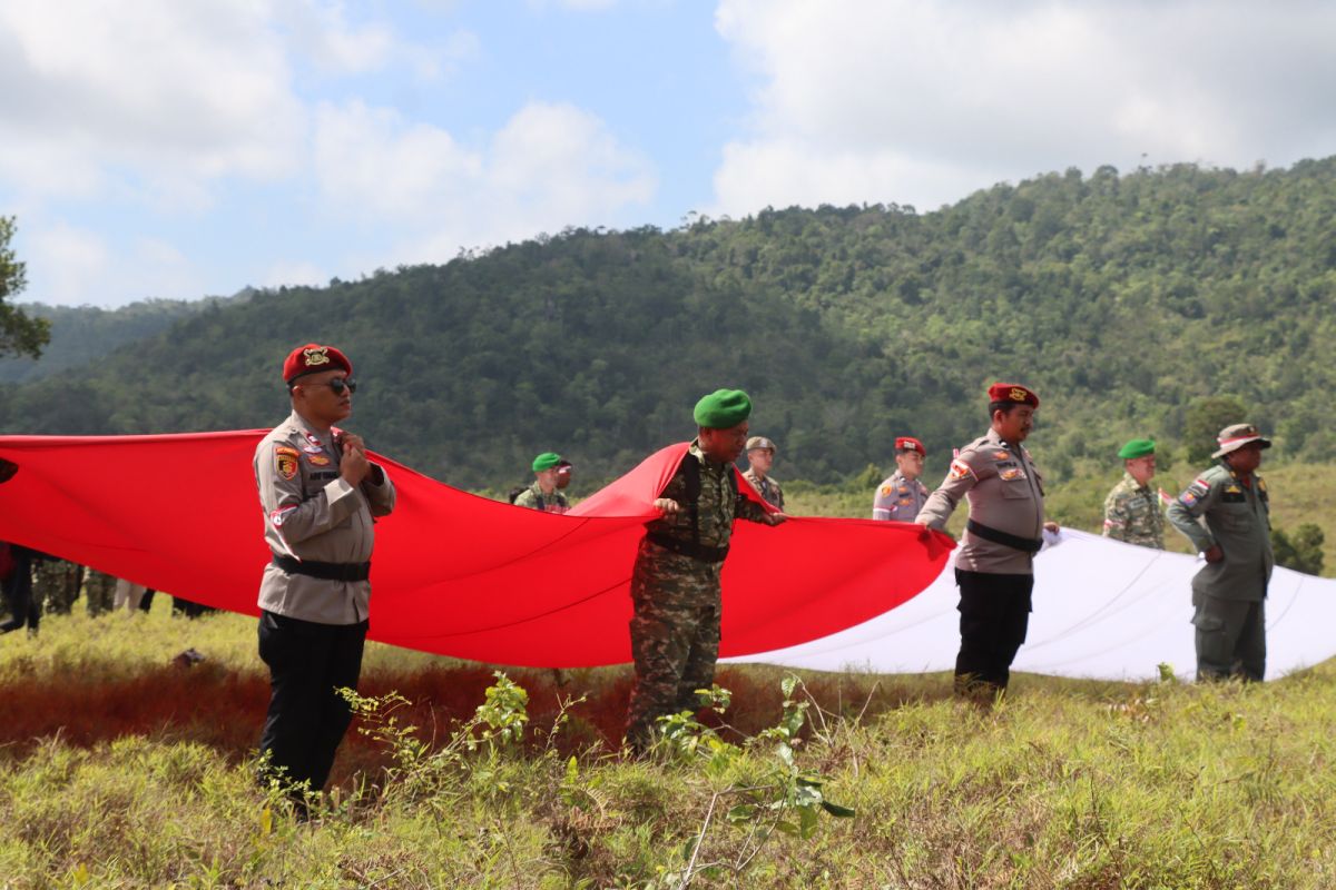 Jelang HUT RI ke-81, Polres Buton Bentangkan Bendera Raksasa di Bukit Kecamatan Pasarwajo