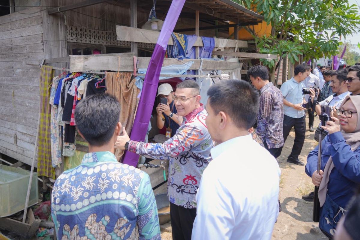 Wamen Ossy Serahkan Sertipikat bagi MBR di Kalsel