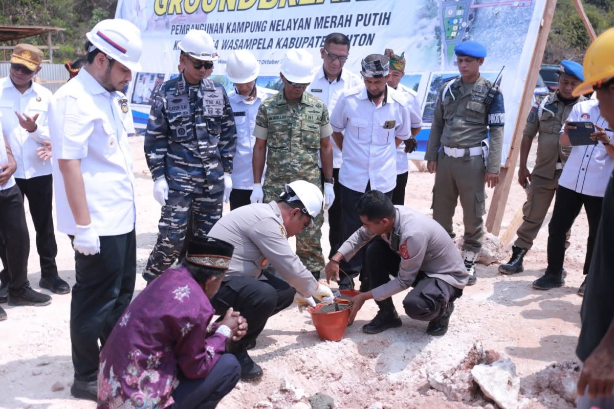 Bupati Buton Letakkan Batu Pertama Pembangunan Kampung Nelayan Merah Putih di Wasampela
