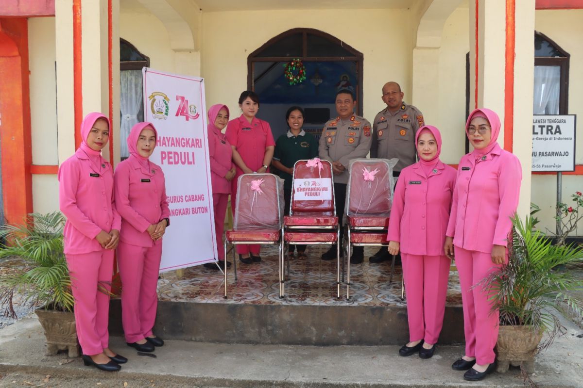Peringati Hkgb Ke-74, Ketua Bhayangkari Cabang Buton Salurkan Bantuan