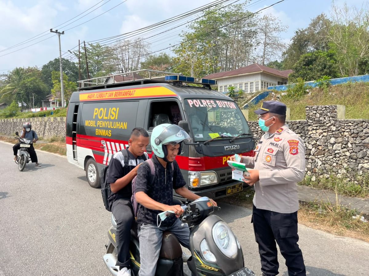 Kabut Asap, Polres Buton Bagikan Masker kepada Masyarakat