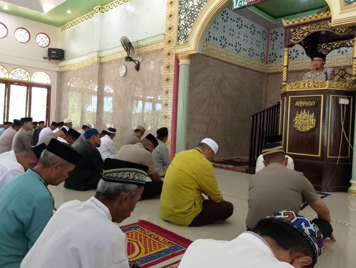 Jumat Keliling, Polres Buton Laksanakan Salat Jumat Berjemaah di Masjid Jabal Nur Takimpo