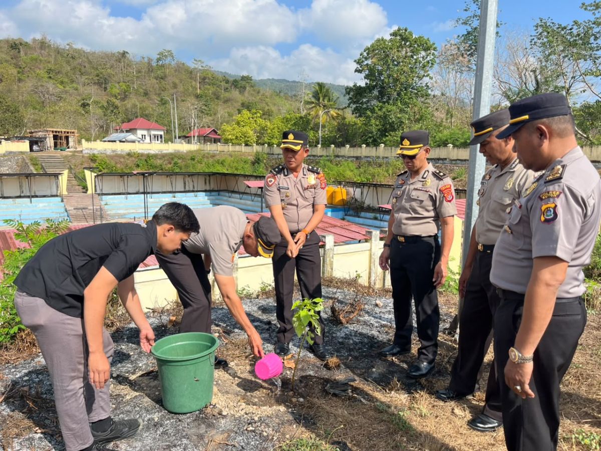 Polres Buton Tanam Alpukat dan Kelapa di Lingkungan Polres