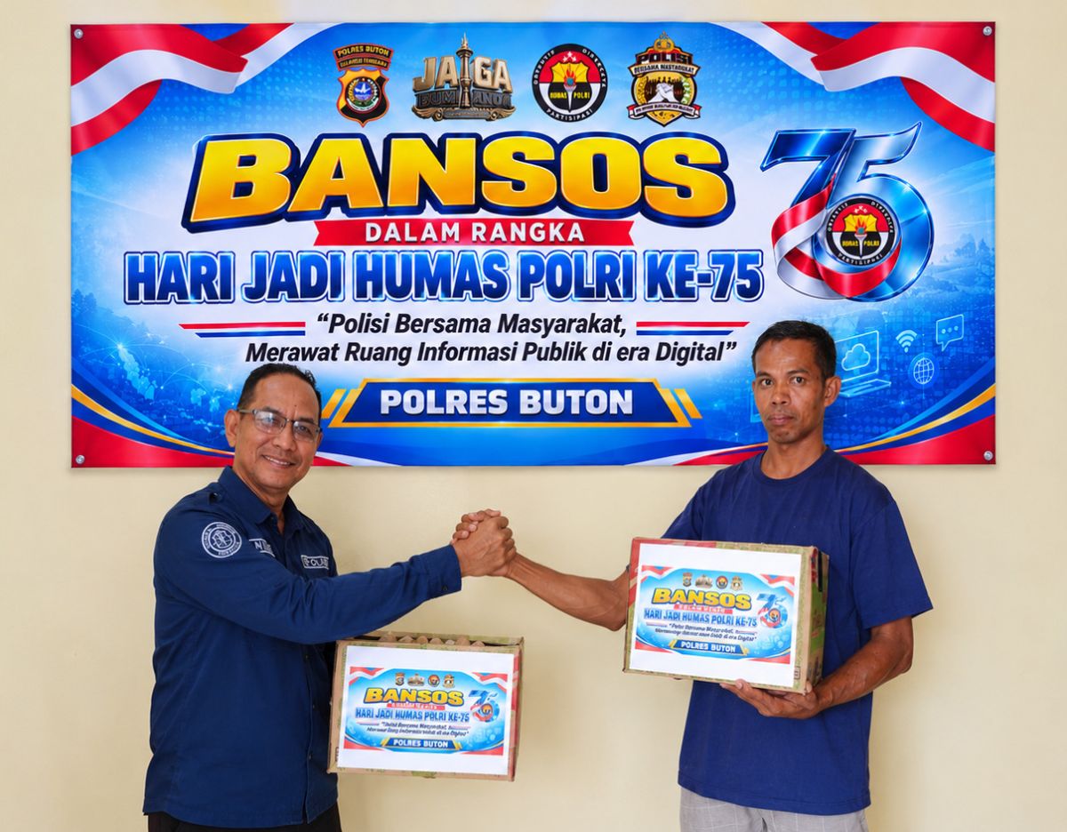 Sambut Hari Jadi Humas Polri ke-75, Humas Polres Buton Bagikan Sembako Kepada Masyarakat
