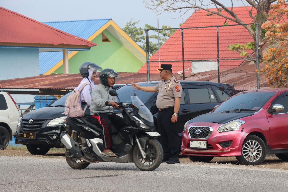 Kapolres Buton Turun Langsung Atur Arus Lalu Lintas di Depan SMK Negeri 2 Buton