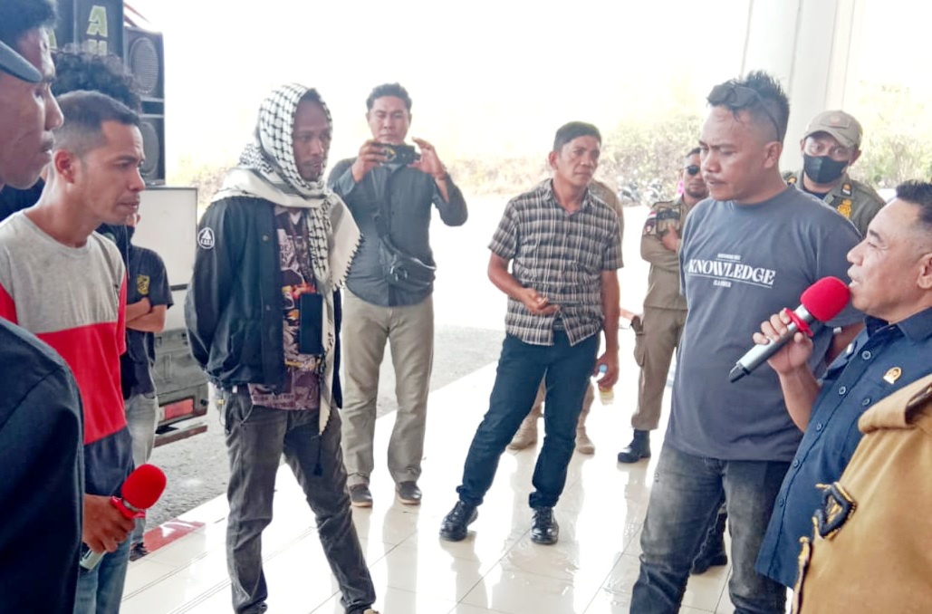 Demo Bupati, Massa Sampaikan 10 Tuntutan, DPRD Didesak Gelar RDP